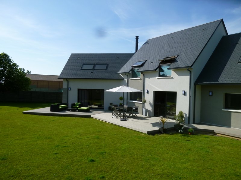 Terrasse bois composite vue avec meubles jardin